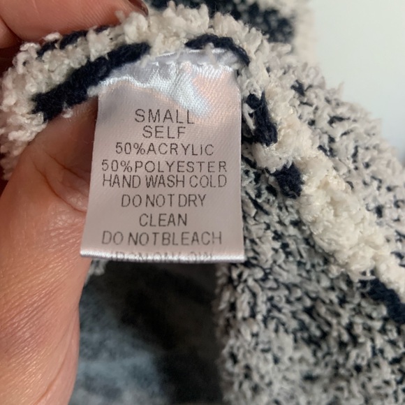 Geometric Patterned Sweater - Navy and White size small - Picture 8 of 10